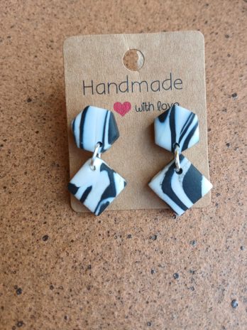Pendientes blancos y negros rombo